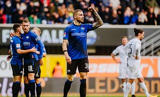 SCP-Stürmer Felix Platte (r.) lässt nach seinem 2:0-Treffer gegen Ingolstadt die Muskeln spielen. Im Hintergrund jubeln seine Teamkollegen (v. l.) Marco Schuster, Dennis Srbeny und Kai Pröger. - Besim Mazhiqi
