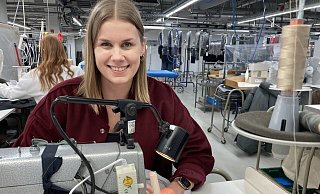 Stine Schmidt in der Näherei bei Brax. In dem Herforder Unternehmen absolvierte sie eine Ausbildung zur Textil- und Modeschneiderin und erhielt eine Auszeichnung als Bundesbeste. - Matthias Bungeroth
