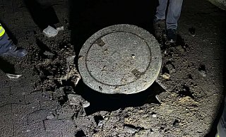 Bei der Explosion in Vlotho sind mehrere Gullydeckel aus ihren Verankerungen gerissen worden. - Feuerwehr Vlotho