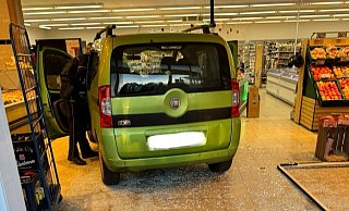 Das grüne Auto durchbrach den gläsernen Eingangsbereich. - Feuerwehr Büren