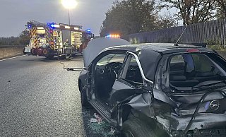 Auf der A30 hat es am Donnerstagmorgen heftig gescheppert. Zwei Menschen wurden verletzt. - Feuerwehr Löhne