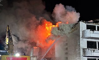 Das Feuer am Hotel Kaiserbrunnen fraß sich durch das ganze Gebäude. - Feuerwehr Brakel