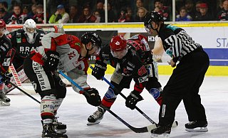 Bully zum nächsten Doppelspieltag: Für Fabian Staudt (M.) und den Herforder EV geht es heute beim EHC Neuwied und am Sonntag in eigener Halle gegen Ratingen in den Pre-PlayOffs weiter. - Yvonne Gottschlich