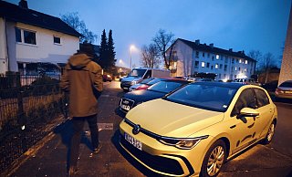 Die 53-Jährige hatte ihren Wagen gerade geparkt - quasi vor dem eigenen Haus - da schlug der Täter zu.  - Sarah Jonek