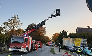 Sechs Pkw brennen auf dem Hof eines Kfz-Betriebes an der Ravensberger Straße in Versmold völlig aus. Auch die Drehleiter kam dabei zum Einsatz. - Marc Uthmann