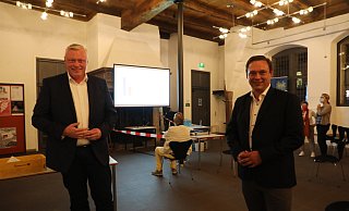 Daniel Hartmann (l.) und Daniel Razat in der Markthalle des Historischen Rathauses in Höxter. - Simone Flörke