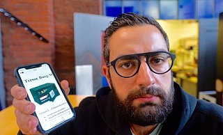 Gastronom Zaven Duman zeigt ein Foto des gestohlenen Tresors auf seinem Handy. - Wolfgang Wotke