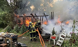 Als die Feuerwehrleute an der Gartenhütte eintrafen, stand das Gebäude voll in Brand - unter starker Rauchentwicklung. - Feuerwehr Höxter