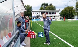 Arbeitslos in Sachen Fußball: Die Mannschaft von RW Kirchlengerns Trainer Daniel Halfar (r.) und Co-Trainer Andy Singh (l.) befindet sich in häuslicher Quarantäne. - Andreas Gerth