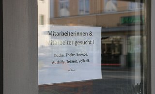 Jobangebote wie diese sieht man aktuell häufig in den Schaufenstern von Einzelhandel und Gastronomie in der Herforder Innenstadt. Die Reaktion darauf ist nach Ansicht der Jobgeber aber sehr verhalten. - Claus Frickemeier