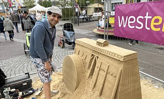 Künstler Yosef Bakir erschuf eine Nachbildung der Saline als Sandskulptur. - Carola Drabon