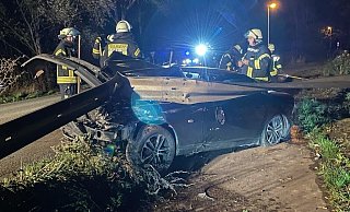 Bei dem Unfall am Montagabend wurde das Auto völlig zerstört. - Feuerwehr Hille/Luis Rothe