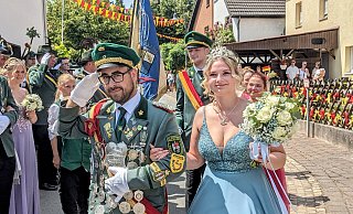 Adrian Lohmann und Joyce Thiel sind das Königspaar der Schützenbruderschaft St.-Martinus-Reelsen. - Burkhard Battran