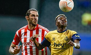 Simon Adingra (r) von Union SG kämpft um den Ball gegen Christopher Trimmel von Union Berlin. - Bruno Fahy/BELGA/dpa