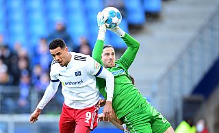 SCP-Keeper Jannik Huth behielt nicht nur in dieser Szene gegen HSV-Torjäger Robert Glatzel die Oberhand. - Witters