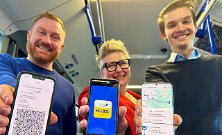 Anatoli Saslawski (v. l.) und Janine Gerland (beide Bereich Vertrieb) sowie Julius Riediger (Bereich Verkehrsplanung) vom Padersprinter haben die App "Padersprinter Mobil" schon auf dem Handy. - Padersprinter