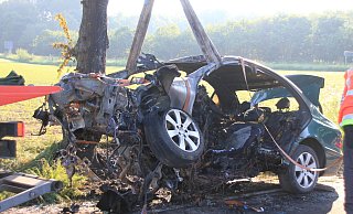 Bei einem Unfall auf der Landesstraße 954 bei Bad Driburg verunglückte ein Autofahrer tödlich. Durch die Wucht des Aufpralls wurde der Mercedes völlig zerstört. - David Schellenberg
