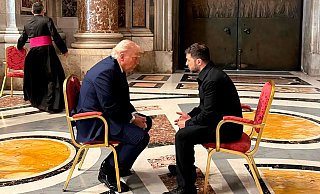 Der ukrainische Präsident Wolodymyr Selenskyj (r.) und US-Präsident Donald Trump bei der Beerdigung von Papst Franziskus im Vatikan.  - Uncredited/Ukrainian Presidential Press Service/AP/dpa