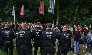 Bis zu 1.000 zumeist junge Leute feierten in den vergangenen Jahren auf der Moorstraße. - Ekkehard Wind