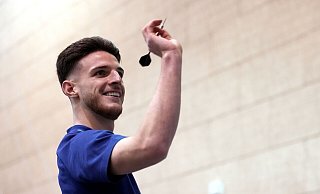 Versucht sich an der Darts-Scheibe: Declan Rice wirft vor der Pressekonferenz einen Pfeil. - Martin Rickett/PA Wire/dpa