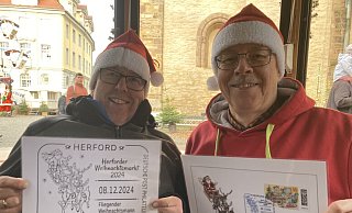Jörg Moritz (l.) und Wolfgang Sander von den Jungen Briefmarkenfreunden Herford vor der Münsterkirche. - Matthias Bungeroth