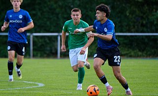 Eyyüb Yasar (am Ball) sicherte Arminias U19 mit dem 2:0 den Sieg in Kiel. - Andreas Zobe