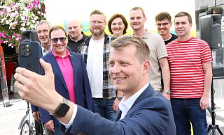Der Landeschef Henning Höne macht in der Westernstraße ein Selfie von sich und FDP-Mitgliedern aus der Stadt und dem Kreis Paderborn. - Holger Kosbab