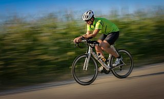 Ein Rennradler soll einen Mercedesfahrer mit Wasser bespritzt haben, dann kam es zum Unfall. - (Symbolbild) Pixabay