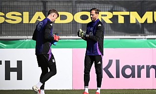 Oliver Baumann (r) steht gegen Italien im Tor. - Federico Gambarini/dpa