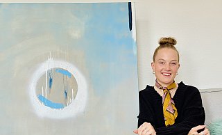 Francesca Schiche im Atelier mit Bild. - Stefan Becker