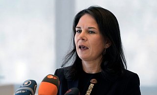 Baerbock joggt nach einer turbulenten Woche durch Berlin. - Bilal Hussein/AP/dpa