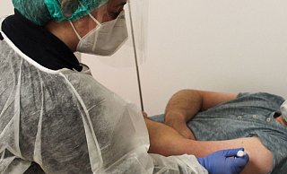 Diese Aufnahme entstand während des Testlaufs im Impfzentrum des Kreises Herford. Heute beginnt hier das Impfen der über 80-Jährigen. - Wiebke Wellnitz