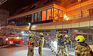 In der Nacht zu Freitag brannten Mobiliar und Palmen auf einem Balkon auf dem Königsplatz. Die Brandstelle lag oberhalb des Cafés "Sweet 'n Tassty" am Durchgang zum Tedi-Markt. - Ralph Meyer
