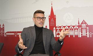 Marcel Pouchain Meyer, Head of Communications Deutschland, Schweiz und Österreich für Ryanair, war in Paderborn und besuchte auch die NW-Redaktion. - Uwe Müller