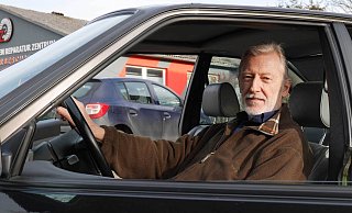 Karl-Heinz Georgi ist, nach zwei weniger glücklich verlaufenen Beziehungen zur E24-Baureihe, 1991 mit seinem BMW-Coupé eine Langzeitbeziehung eingegangen. Zunächst als sogenannter „Daily-Driver“ täglich im Einsatz, darf es das mittlerweile 36jährige Auto seit 8 Jahren etwas ruhiger angehen lassen und sich seit 3 Jahren sogar mit einem H-Kennzeichen schmücken. - Jörg Militzer