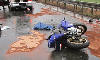 Der Motorradfahrer wurde notärztlich erstversorgt und in ein Krankenhaus transportiert. - Freiwillige Feuerwehr Bad Wünnenberg