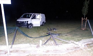 Der Fahrer des VW verlor die Kontrolle über sein Auto und durchbrach die Zaunanlage.Foto: Polizei Minden-Lübbecke - Eike J. Horstmann