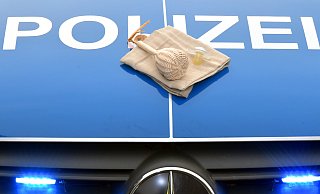 Ein Routineeinsatz für die Autobahnpolizei entwickelt sich etwas anders als erwartet und endet mit einer Geburt. - (Symbolbild) Poliziei Bielefeld