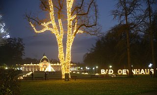 Mit einem Schriftzug wird der Stadt Bad Oeynhausen in der Lichtinstallation ein Denkmal gesetzt. - Elke Niedringhaus-Haasper