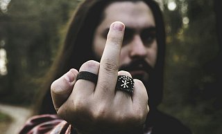 Eine Fahranfängerin hat einen Mann angezeigt, der auf der Autobahn gedrängelt und ihr den Mittelfinger gezeigt haben soll. | Symbolbild - Pexels | Ali Arapoglu
