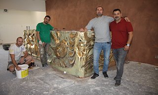 Eifrig arbeiten Trockenbauer Adrian Paveliuc (v. l.), der Raumgestalter und Künstler Sulo, Inhaber und Koch Don Pepe und Nico Balan am Umbau eines Modeladens  zu einer Brasserie. - Hermann Ludwig