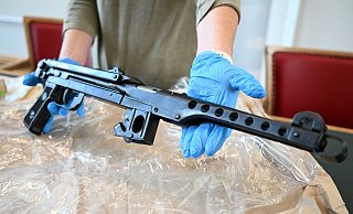 Die Polizei präsentierte sichergestellte Waffen. - Federico Gambarini/dpa