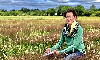 Anna Brennemann arbeitet seit Anfang 2019 für die Biologische Station Ravensberg. Im Füllenbruch kümmerte sie sich um die Pflanzenwelt. In den vergangenen Monaten hat sie eine Bestandsaufnahme der Gräser und Blumen gemacht, die dort wachsen. - Alexander Jenniches