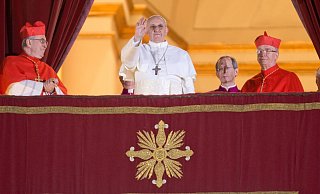 Am Ende des Konklaves von 2013 wurde Jorge Mario Bergoglio Papst Franziskus. (Archivbild) - picture alliance / dpa