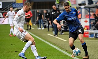 SCP-Akteur Maximilian Thalhammer (r.), hier im Duell gegen Heidenheims Kapitän Patrick Mainka, bot bei seinem Startelf-Comeback eine schwache Leistung. - imago images/Ulrich Hufnagel