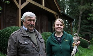 Wilfried Limpinsel von der Wildtierstation in Marsberg-Essentho, hier 2020 mit seiner Enkelin Anna Reichel und einem genesenen Turmfalken, ist in der vergangenen Woche gestorben. - Jutta Steinmetz
