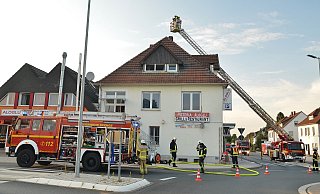 An der Langen Straße: Um den Schornsteinbrand in dem Wohn- und Geschäftshaus zu löschen, waren 30 Feuerwehrleute aus drei Löschzügen im Einsatz. Auch die Drehleiter aus Dreyen wurde zur Hilfe genommen. - Mareike Patock