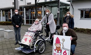 Startbereit zur Probefahrt: Bettina-Reller-Wiese steuert die Fahrrad-Rikscha vor das Caritas-Altenheim Haus Bredemeier, und Theresia Ordelheide genießt den Ausflug. Darüber freuen sich (v. l.) Bertold Filthaut, Anna Dusch und Thomas Westhof. - Ralph Meyer