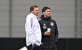 Bundestrainer Nagelsmann (l.) beobachtet das Training der Nationalmannschaft. - Federico Gambarini/dpa