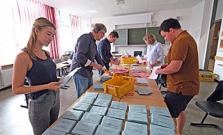 Lea Doherty (v. l.), Jan-Martin Müller, Igor Treit, Esther Dietz und Jörn Böker schlitzen auf, kontrollieren und sortieren - um dann später auszuzählen. - Thorsten Gödecker